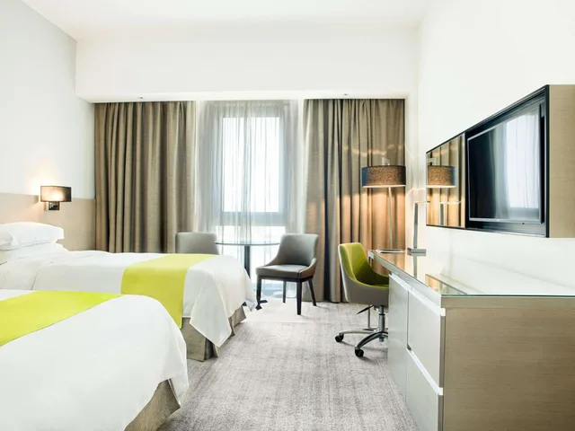 غرفة سوبيريور بسرير فردي، Novotel Muscat Airport 2/4