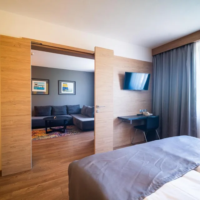جناح، Expo Hotel Prague 2/3