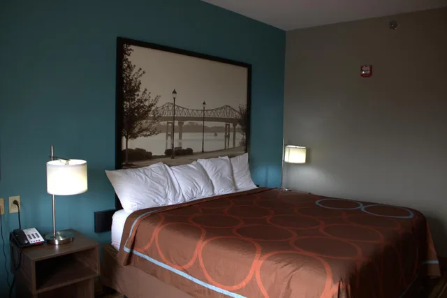 غرفة بسرير كينج للمدخنين، Super 8 by Wyndham Rainsville 2/8