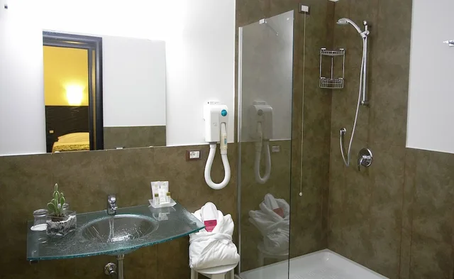 غرفة قياسية ثلاثية بسرير كينج، Hotel Garibaldi 3/3