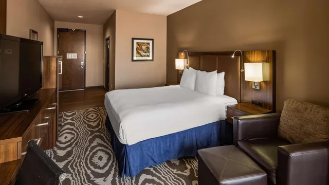 Room, Single, King Bed, Sofa, Best Western Plus Williston Hotel & Suites 2/5