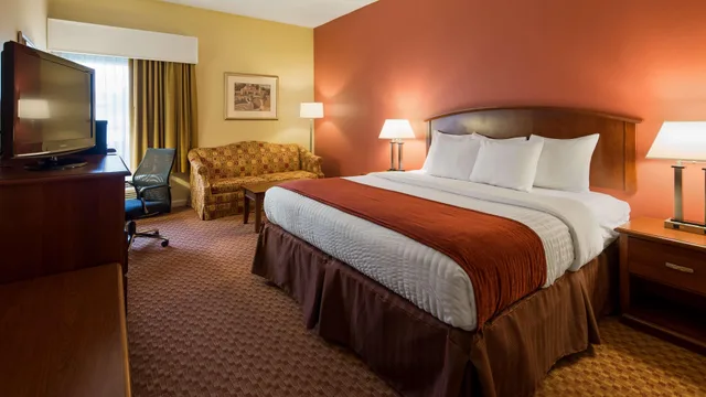 Room, King Bed, Exterior Entrance, Smoking، Best Western Hickory 5/9