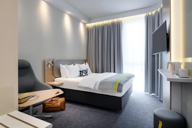 غرفة قياسية بسرير كينج وسرير كوين بإطلالة على الفناء، Holiday Inn Express Regensburg 2/8