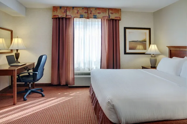 جناح سيغنتشر بسرير كينج بغرفة نوم واحدة بحوض جاكوزي، Pomeroy Inn & Suites 1/2