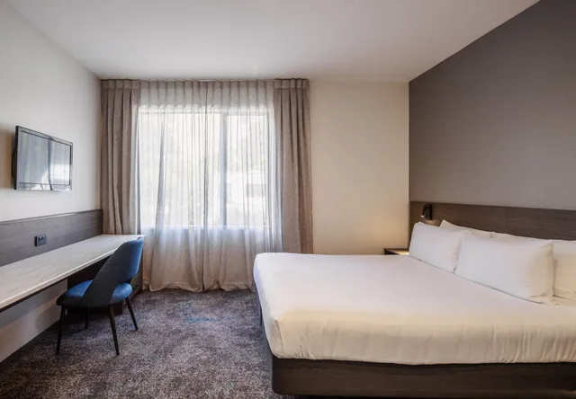 Standard, 1 Queen and 1 Single Bed, Heartland Hotel Auckland Airport 6/10