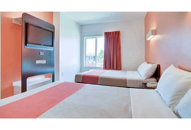 2 Full Beds - ADA/Roll-In Shower، Motel6 Roanoke, TX - Northlake - Speedway 1/4