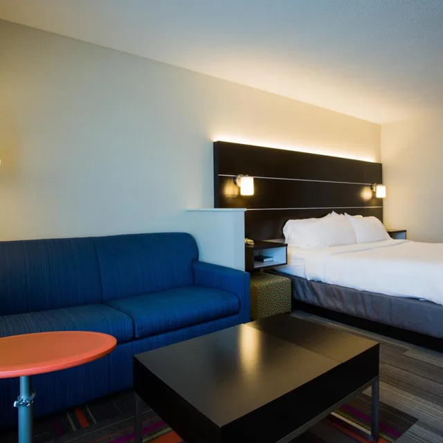 جناح بسرير كينج مع أريكة، Holiday Inn Express Hotel And Suites Reading 9/9