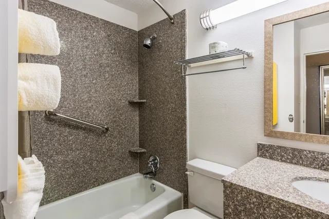 Deluxe, Queen Bed, Accessible, Motel6 Petersburg, VA - Fort Lee 10/10