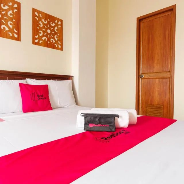 Room, Quadruple, RedDoorz Plus near Johnson and Johnson Paranaque 1/10