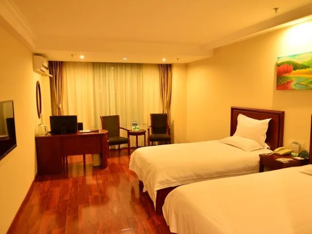 غرفة عائلية بسرير كوين وسرير فردي، GreenTree Inn Shanghai Jiading Dazhong International Auto City Business Hotel 1/2