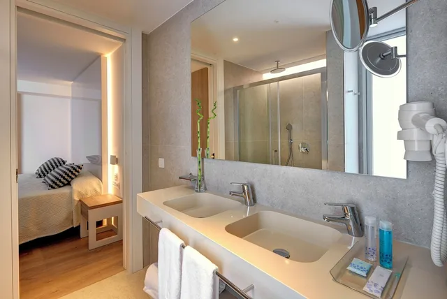 جناح جونيور بسرير مزدوج وسرير فردي بإطلالة على المسبح، Hipotels Bahia Cala Millor - Adults Only 3/3