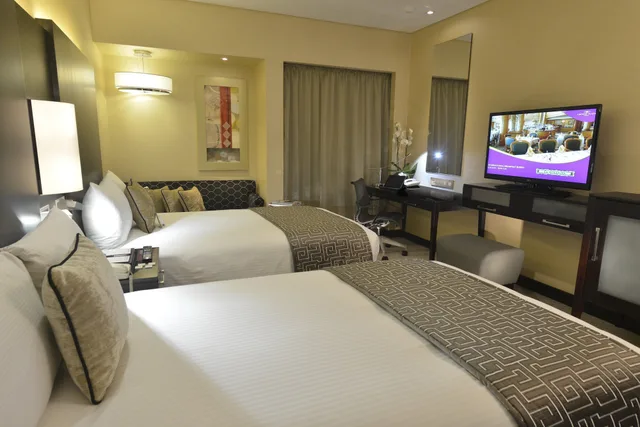 غرفة قياسية بسريرين منفصلين بإطلالة على الحديقة مع دخول صالة النادي لذوي الإعاقة، Crowne Plaza Bahrain 7/10