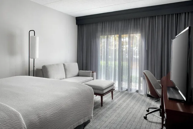 غرفة بسرير كينج مع أريكة لذوي الإعاقة، Courtyard By Marriott Poughkeepsie 1/6