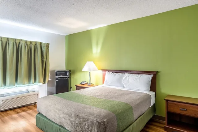 Deluxe, Queen Bed, Accessible, Motel6 Petersburg, VA - Fort Lee 2/10
