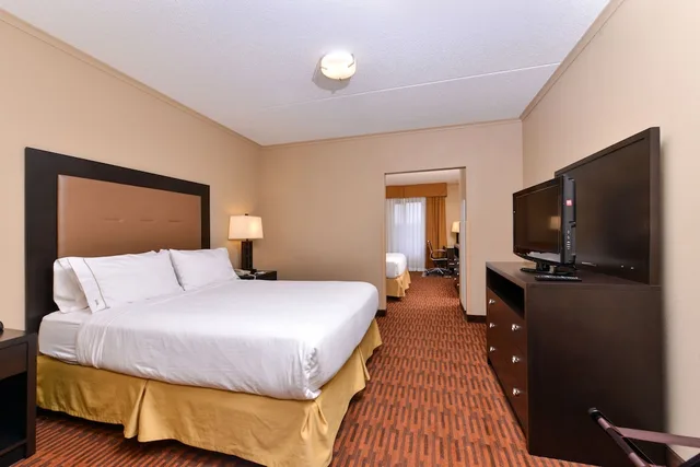 جناح بسريرين كوين بغرفة نوم واحدة بحوض استحمام، Holiday Inn Express Breezewood 1/10