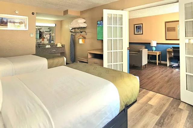 Upgrade, Suite, 2 Queen Beds، Quality Inn & Suites Conference Center 6/10