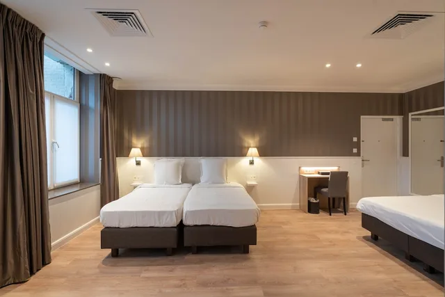 غرفة رباعية بسرير كوين وسريرين منفصلين، Hotel Du Theatre 3/4
