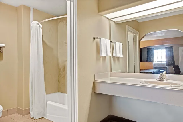 جناح بسريرين كوين، Days Inn & Suites by Wyndham Houston North/Spring 5/6