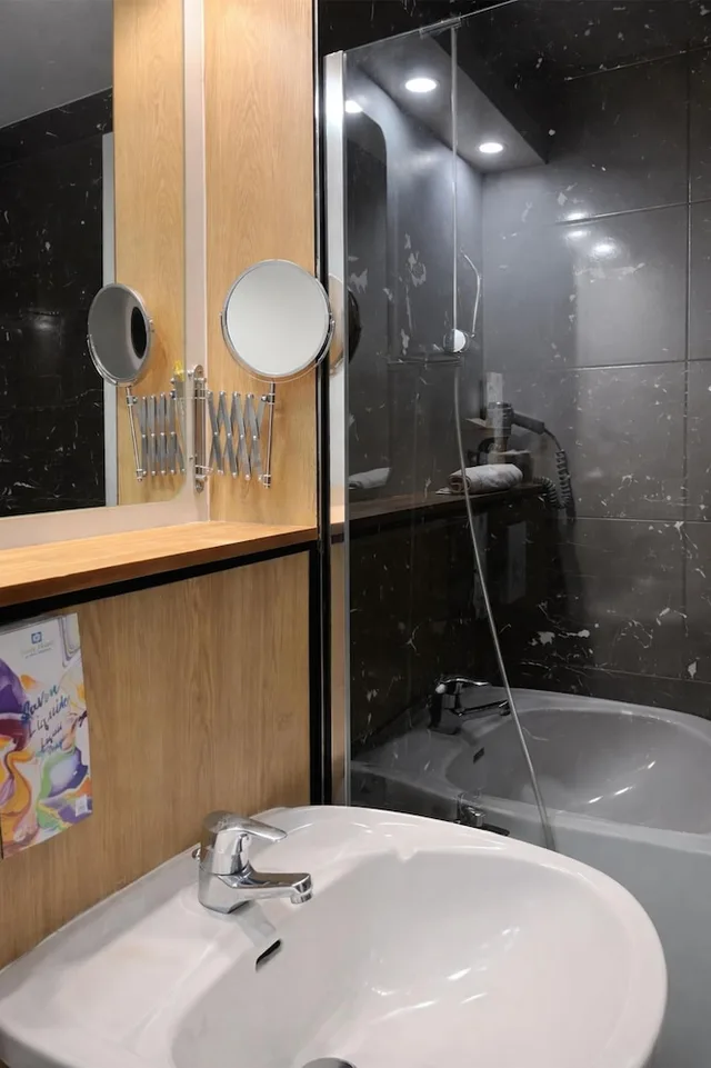 غرفة قياسية بسريرين منفصلين بحوض استحمام، Sure Hotel by Best Western Dijon Sud 9/10