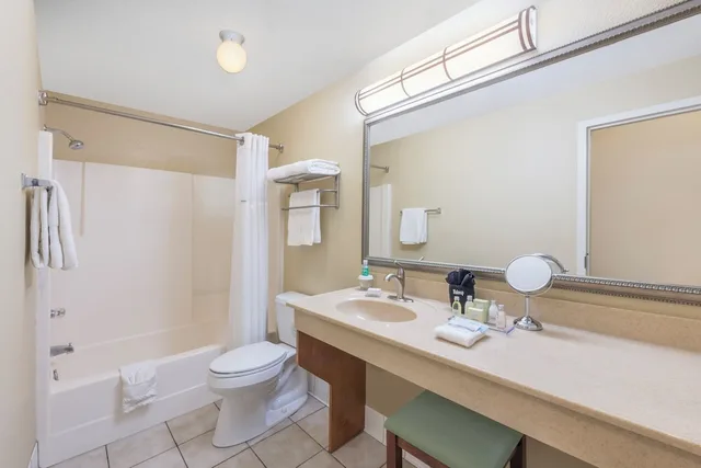 غرفة بسرير كينج بإطلالة على النهر، Hawthorn Suites By Wyndham Rome 7/7