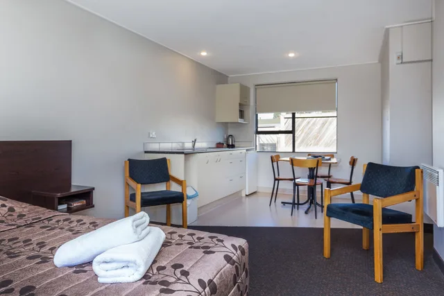 جناح بسرير كوين وسريرين منفصلين بغرفة نوم واحدة، Cherylea Motel 5/10