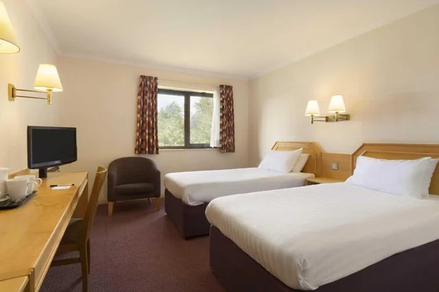 غرفة بسرير مزدوج وسريرين منفصلين مع أريكة، Days Inn by Wyndham Taunton 1/2