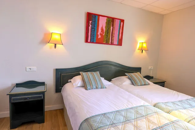 غرفة سوبيريور بسريرين منفصلين بإطلالة جزئية على البحر، Hotel Saint Christophe Calvi (ex Saint Christophe Corsica) 4/5