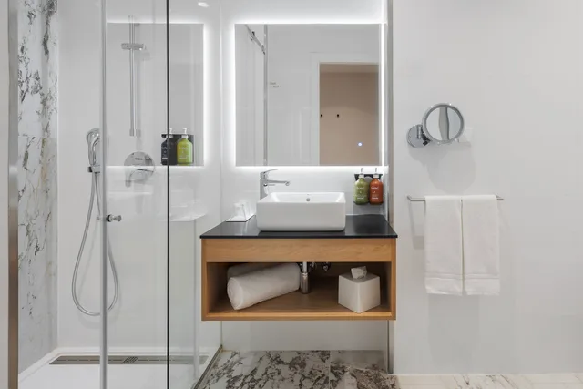 غرفة بريميوم بسرير كينج بإطلالة على المسبح مع أريكة، Holiday Inn Braga 5/5