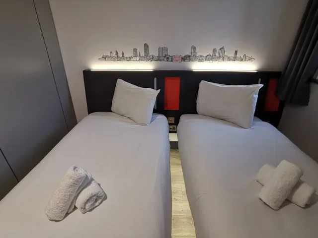 غرفة قياسية بسريرين منفصلين، easyHotel Leeds City Centre 3/10
