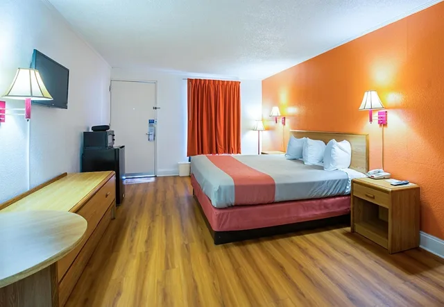 غرفة قياسية بسرير كينج للمدخنين، Motel6 Perry, GA 4/10