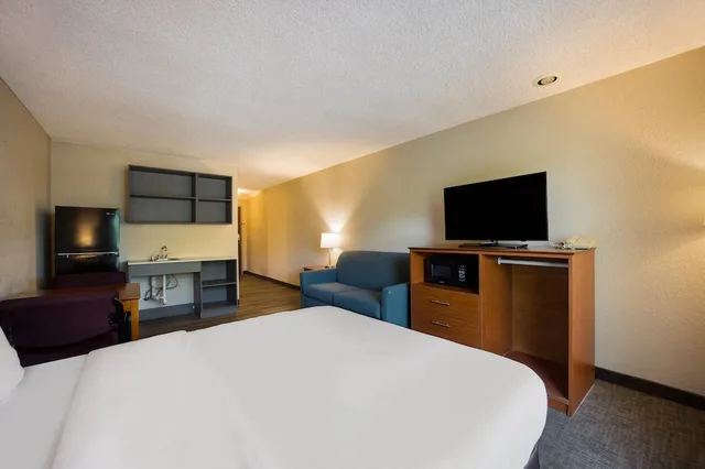 Suite, Queen Bed, Sofa, Suburban Studios Canon City, CO 1/6