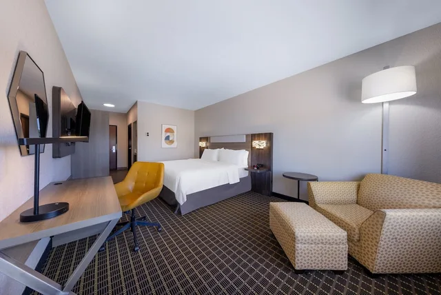 غرفة قياسية بسرير كينج، Holiday Inn Express Hotel And Suites Pittsburg 2/3
