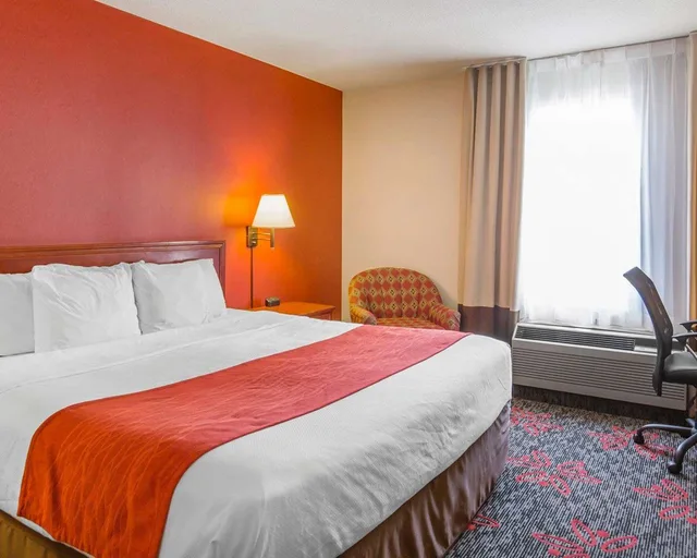 غرفة بسرير كينج، Comfort Inn & Suites Calgary University 2/2