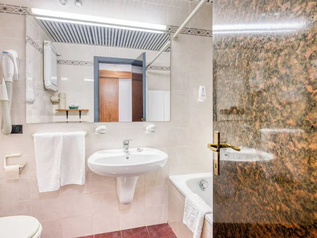 غرفة اقتصادية رباعية بسرير مزدوج مع أريكة، Hotel Cristina 8/9