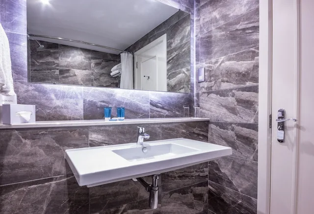 غرفة ثلاثية بسرير مزدوج وسرير فردي، Talbot Hotel Stillorgan 7/7