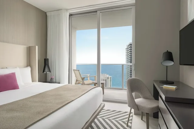 Suite, King Bed, 2 Double and Twin Beds, Corner, Accessible، Hyde Beach House 5/6