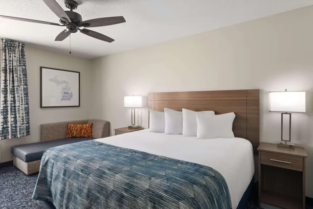 غرفة بسرير كينج، Baymont by Wyndham Mt. Pleasant 1/2