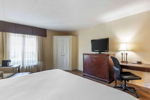 غرفة بزنس بسرير كينج، Best Western Plus Steeplegate Inn 5/13