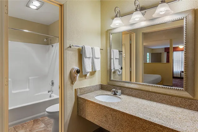 جناح جونيور بسرير كينج مع أريكة للمدخنين، Best Western Pine Springs Inn 3/3