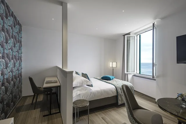 غرفة كومفورت بسرير كوين بإطلالة على البحر، Sublimis Boutique Hotel, WorldHotels Elite 1/2