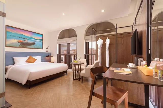 Superior, King Bed, Lumiere Boutique Vy Da 9/10