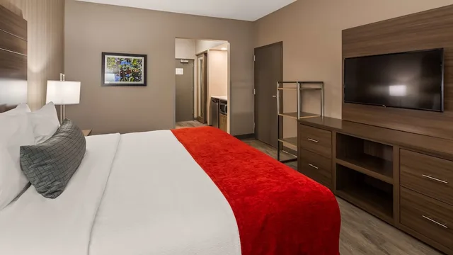 غرفة قياسية بسرير كينج لذوي الإعاقة، Best Western Plus At La Crescent Event Center 1/7