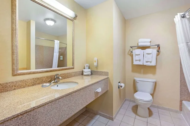 جناح مع أريكة، Comfort Inn & Suites Rawlins WY 8/9