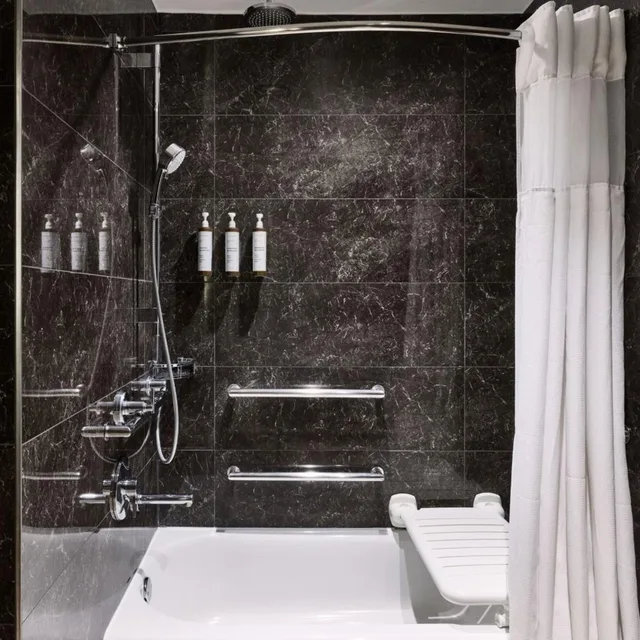 غرفة بسريرين مزدوجين بحوض استحمام لذوي الإعاقة، AC Hotel by Marriott New Orleans French Quarter 2/3