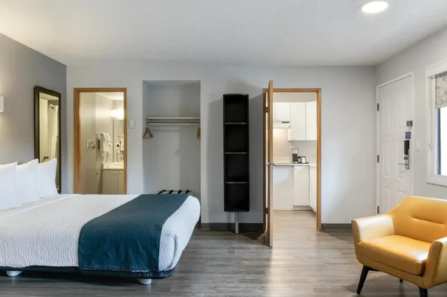 غرفة بسرير كوين لغير المدخنين بمطبخ، Motel6 Saanichton, BC - Victoria Airport 5/10