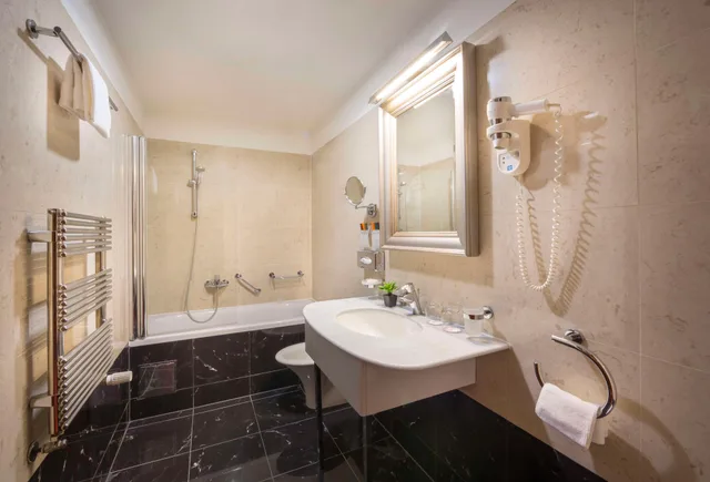 غرفة سوبيريور بسرير كينج، Best Western Premier Hotel Astoria 1/1