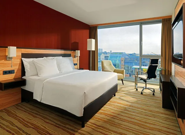غرفة قياسية بسرير كينج بإطلالة على المرفأ، Courtyard By Marriott Dusseldorf Hafen 2/5
