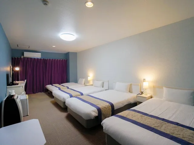 غرفة رباعية بثلاثة أسرّة مع أريكة، Hotel Caretta Amami 1/8
