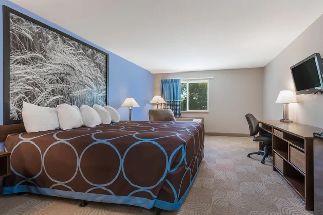 غرفة بسرير كينج، Super 8 by Wyndham Beloit KS 2/4