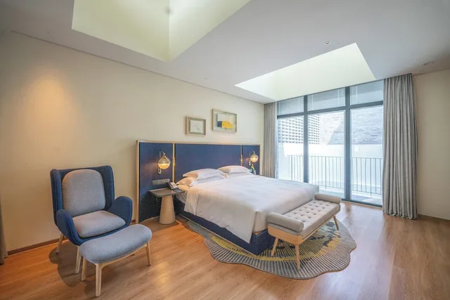 جناح بسرير كينج بغرفة نوم واحدة، voco Nanjing Garden Expo an IHG Hotel 1/3